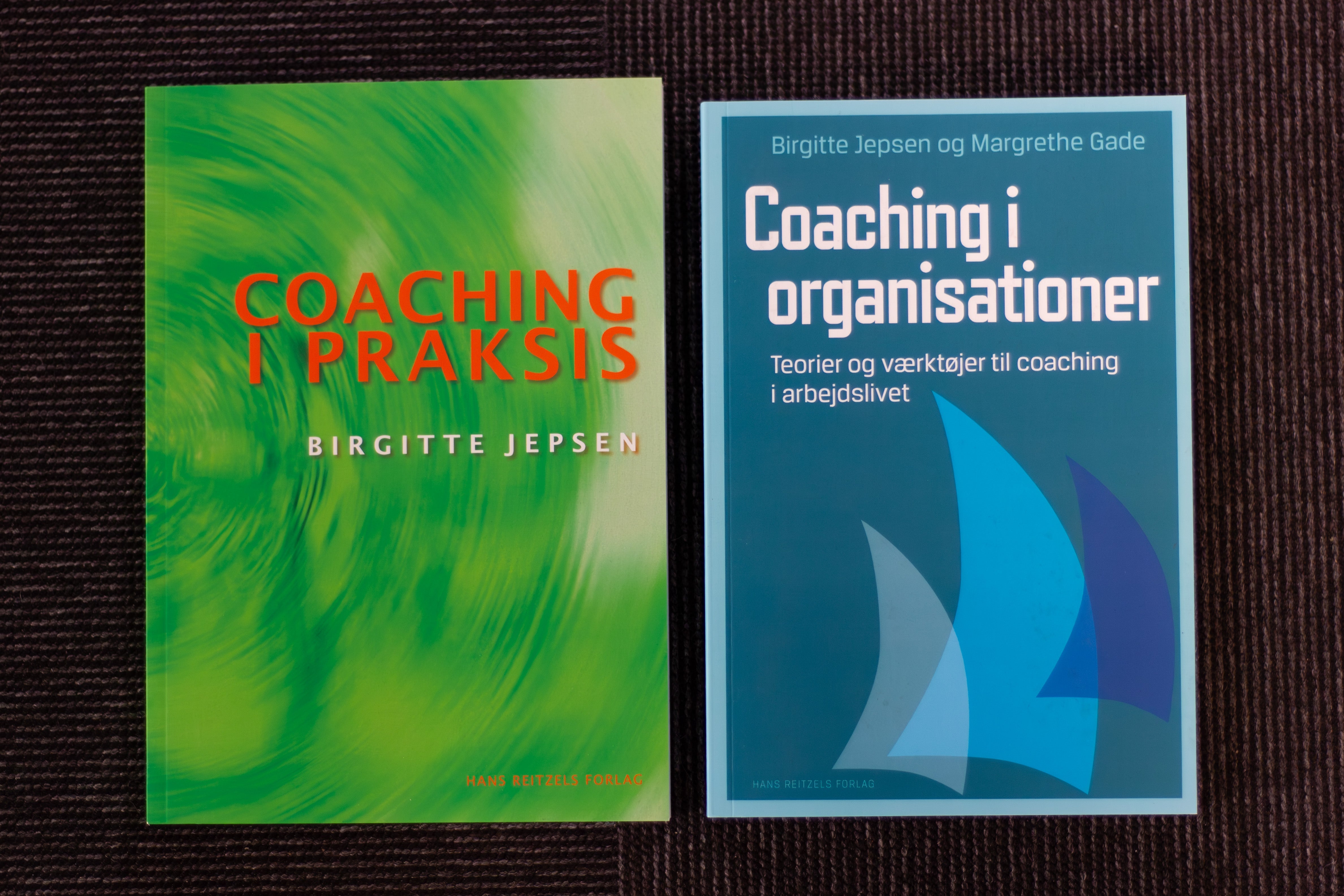 Psykolog Birgitte Jepsen er såvel forfatter som medforfatter til flere bøger om coaching, som er udgivet på Hans Reitzels Forlag. 2 af bøgerne er pensum på Axepts coachuddannelse.