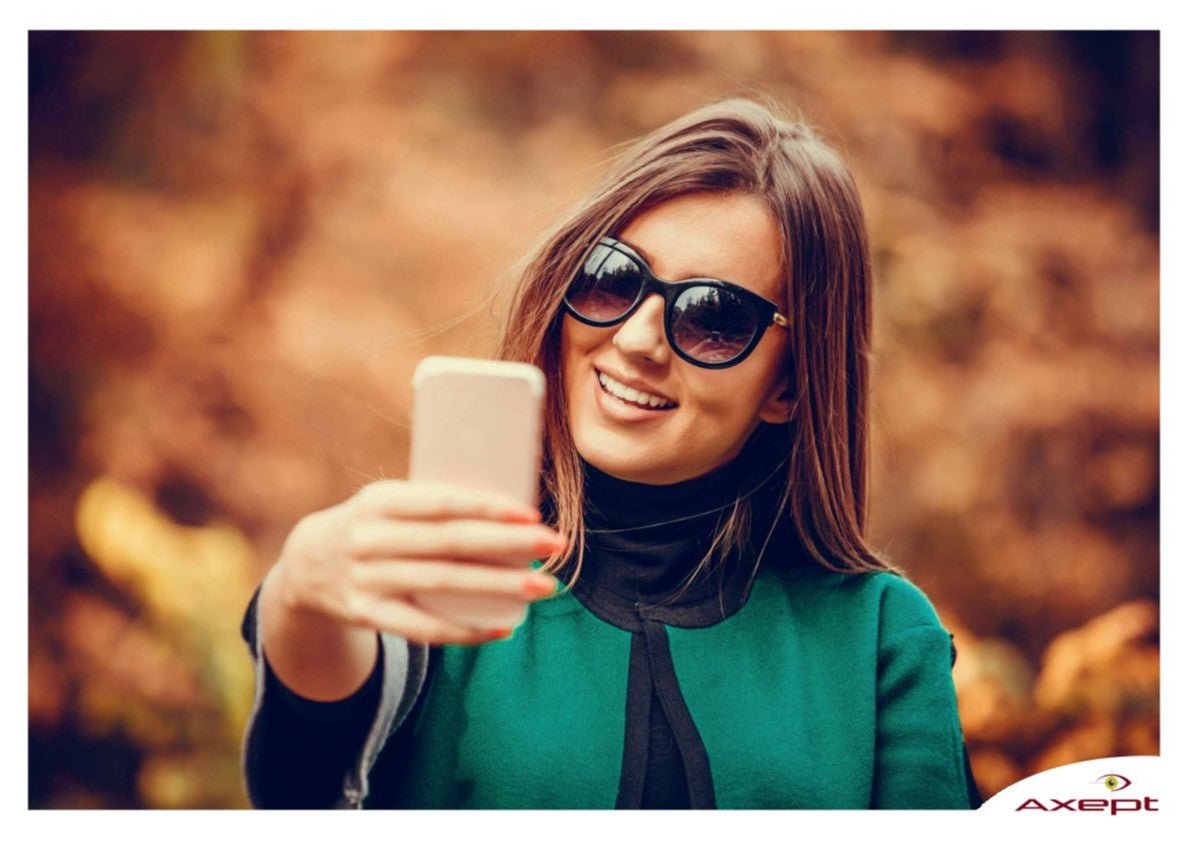 Kvinde med mobil - et af de 110 fotos i sættet med Visual discover bileder.