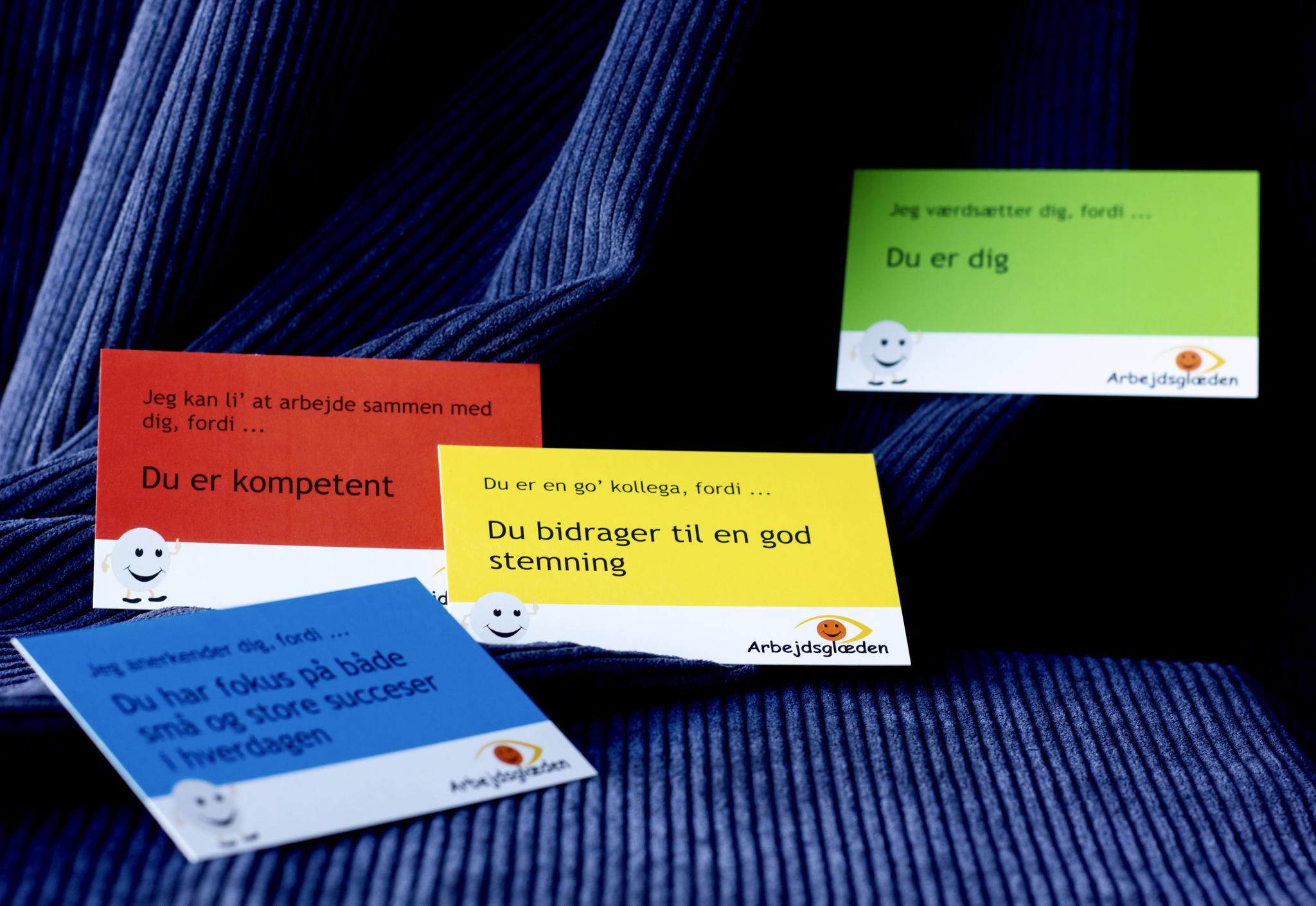 Vi kender vist alle den gode følelse, det er at blive anerkendt for et stykke arbejde, en god indsats, et positivt bidrag til fællesskabet osv. Har du svært ved at få sat ord på den anerkendelse, du gerne vil give en kollega, leder, medarbejder, så er Axepts påskønnelseskort en oplagt mulighed for at få gjort noget ved den sag. Du bestemmer selv, om du vil benytte et foretrykt kort, eller om du selv vil formulere en sætning. En æske med 80 kort koster 125 kr. i.m.