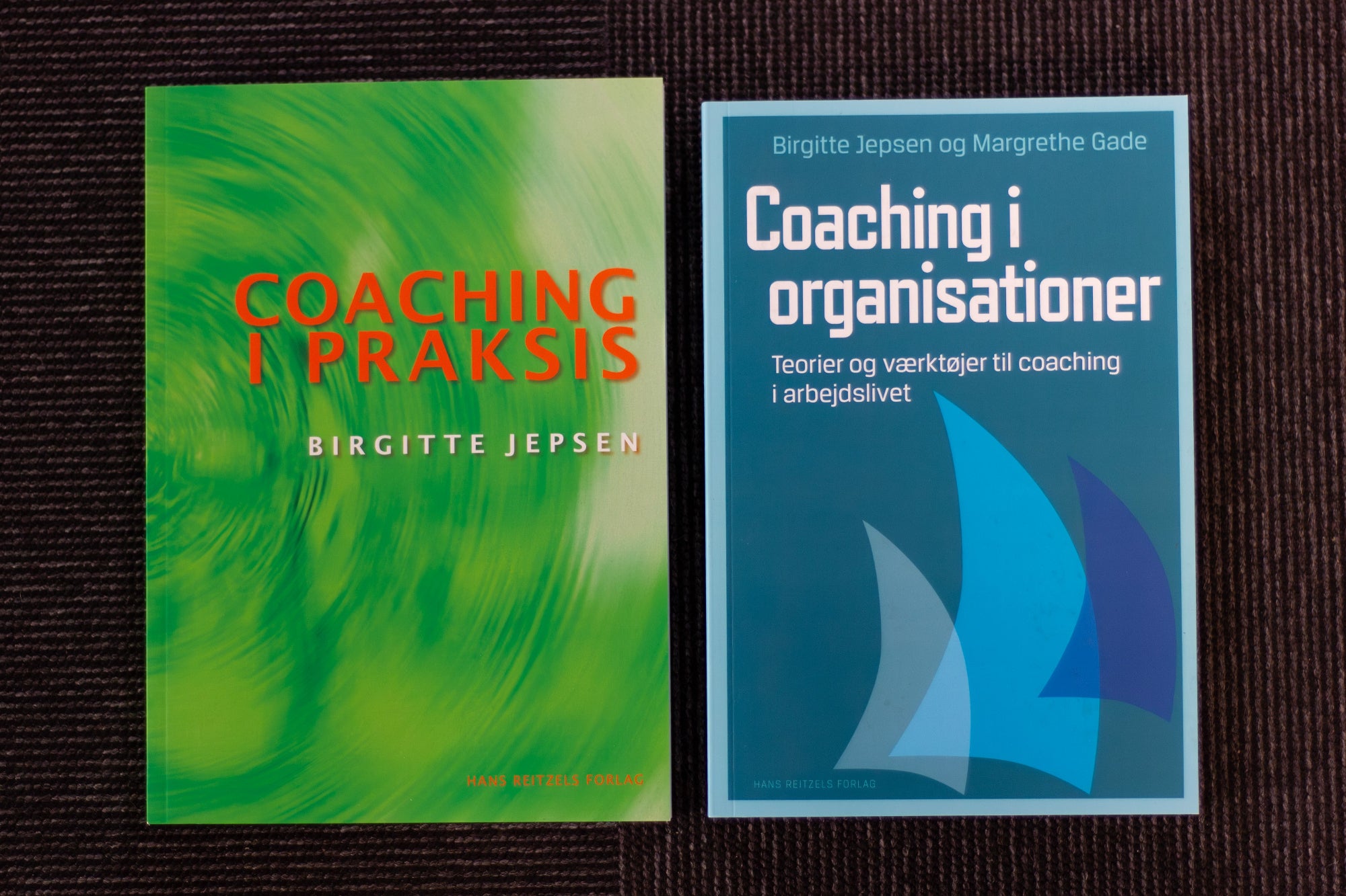 Bøgerne "Coaching i praksis" og  "Coaching i organisationer" udgør pensum på Axepts coach- og kommuniktionsuddannelse.